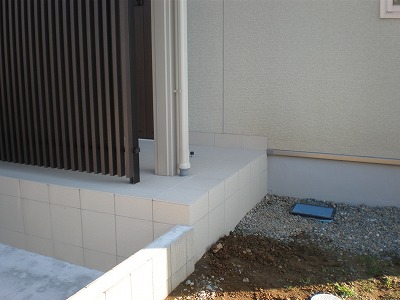 長岡市 玄関ポーチ脇に目隠しと通風を兼ね備えたルーバーフェンスを設置 T様邸 エクステリア工房 庭匠館 長岡店