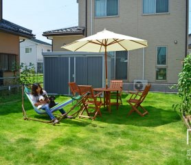 ドッグランの広い芝生のお庭と3色のレンガがかわいいエクステリア｜新潟市K様邸