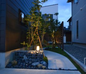 夜を彩るライティングと暮らしに潤いを与えるグリーンのある庭｜長岡市O様邸
