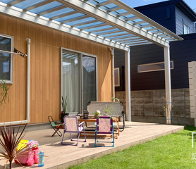 オールシーズンで家族が集うアウトドアリビング｜新潟市K様邸