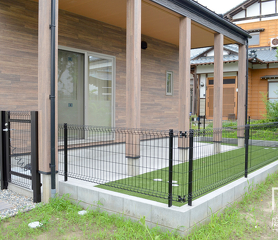 人工芝で作る小型犬専用ドッグランのある庭｜新潟市S様邸