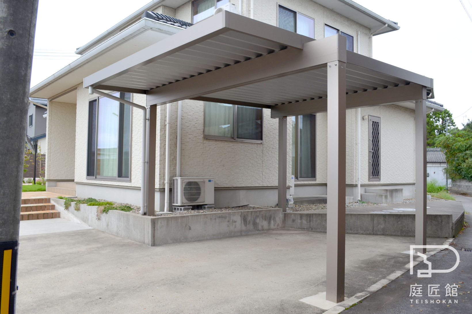 天然石園路とアルミ鋳物アーチの洋風ガーデン｜新発田市G様邸