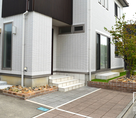 人工芝のさわやかな緑が映えるローメンテナンスの庭｜新潟市K様邸