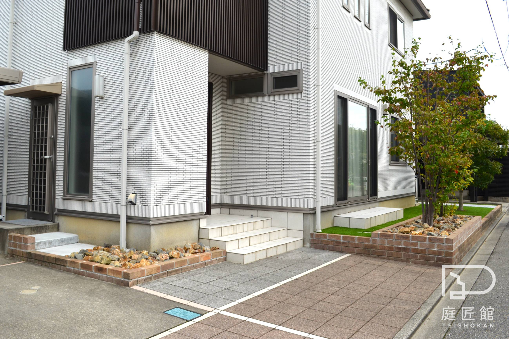 人工芝のさわやかな緑が映えるローメンテナンスの庭｜新潟市K様邸